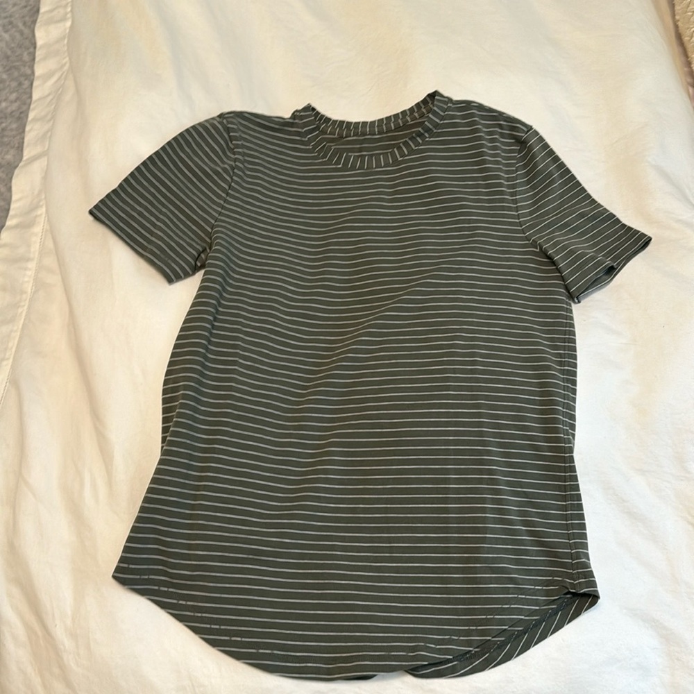 Lululemon tshirt size 4